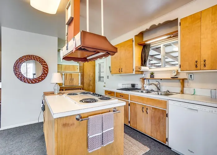 Holiday home Vacation Rental: 3 Mi To Downtown!