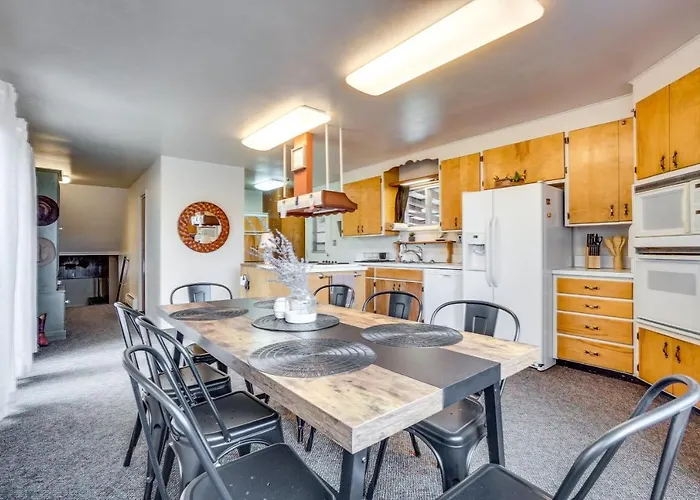 Vacation Rental: 3 Mi To Downtown!