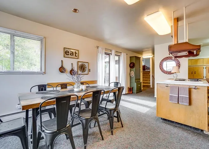 Vacation Rental: 3 Mi To Downtown! *